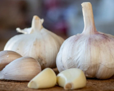 Часник буде великий і міцний: що додати в ґрунт навесні - фото з відкритих джерел