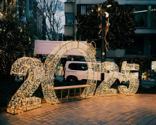 Світлова скульптура "2025 рік" - фото pexels.comСвітлова скульптура "2025 рік" - фото pexels.com