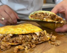 Сніданок для всієї родини з лаваша та фаршу - фото скріншот з відео