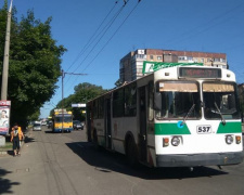 В Кривом Роге над проезжей частью повисла опора от троллейбусной сети (ФОТО)