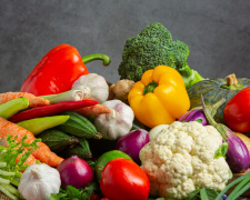 В Україні подешевшав салатний набір: скільки коштують овочі
