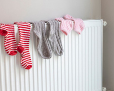 Кольорові шкарпетки сушаться на батареї - фото з відкритих джерел