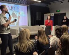 Гендерні стереотипи проти реальності: у Кривому Розі відверто обговорили ролі жінок і чоловіків на FemParty