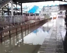 Индийский поезд устроил «цунами» на перроне (ВИДЕО)