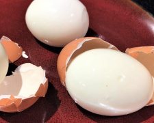 Без рваного білка: як правильно чистити варені яйця - фото з відкритих джерел