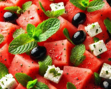 Яскравий салат із соковитого кавуна, свіжої м’яти та ніжного сиру фета - фото з відкритих джерел