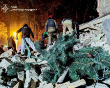 Нічого святого: напередодні Різдва Христового 24 грудня у Кривому Розі загинув чоловік і рятують постраждалих від російського обстрілу - відео