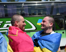 Після довгих років неволі: до рідної Дніпропетровщини з російського полону повернулися девʼятеро захисників