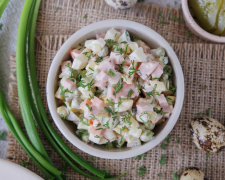 Салат Олівʼє в тарілці - фото з відкритих джерел