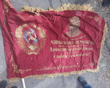 Марширував з червоним прапором: у Кривому Розі спіймали любителя комунізму і леніна