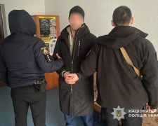 Чужа банківська картка та незаконне утримання лікарки: у Кривому Розі повідомили про підозри двом містянам