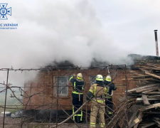 Криворізькі рятувальники загасили пожежу у житловому будинку