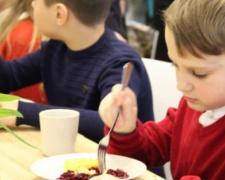 Нові правила харчування у школах: чим заборонено годувати дітей