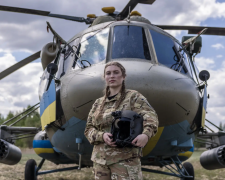 Дівчина серед чоловіків - фото з відкритих джерел