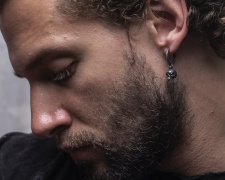 Від піратів до зірок: що символізує сережка у чоловічому вусі - фото з відкритих джерел