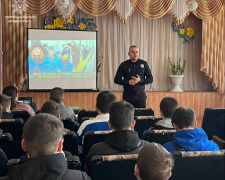 Патрульні пояснюють школярам про вербування, фото патрульної поліції Кривого Рогу 