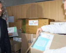 Александр Вилкул передал больнице Днепра медицинские инструменты и расходные материалы для операций