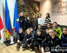 З любовʼю до України: криворізькі школяри разом з поліцейськими створили дерево єдності