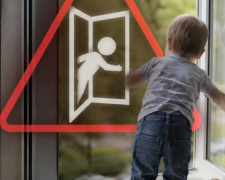 Стій, відчинені вікна: поліцейські закликають батьків подбати про безпеку дітей