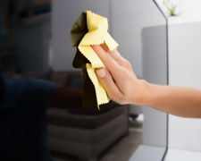 Як прибрати розводи з екрана телевізора без хімії - фото з відкритих джерел