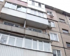 В Кривом Роге мужчина выпал из окна многоэтажки