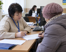 Оформлення документів для отримання соціальної допомоги у пункті прийому заяв.