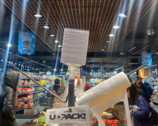 Кабмін запроваджує мінімальні ціни на пластикові пакети в магазинах: коли і скільки прийдеться платити?