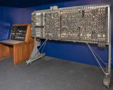 Машинний модуль з численними електронними компонентами - фото з відкритих джерел