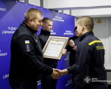 Ризикують життям щодня: надзвичайників Дніпропетровщини відзначили державними нагородами