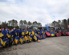 Повернулися додому після років в російському полоні: серед звільнених — 36 захисників з Дніпропетровщини