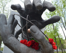 У Кривому Розі відбувся флешмоб «Запали свічку пам&#039;яті», присвячений річниці трагедії на ЧАЕС (ФОТОЗВІТ)