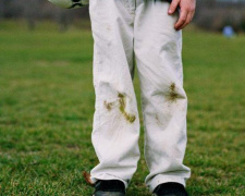 Як вивести плями трави з одягу: корисні поради