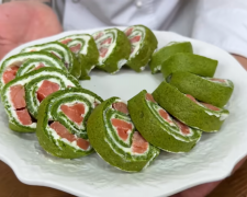 Ніжний рулет із зелені та червоної риби - фото скриншот з відео