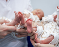 Батькам трійнят виплатять по 100 тисяч: як на Дніпропетровщині отримати допомогу