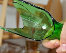 Вдарив пляшкою, фото ілюстративне