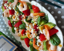 Літній салат із полуницею, сиром та креветками - фото з відкритих джерел