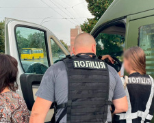 Заробляла на війні: на Дніпропетровщині викрили схему продажу автівок для ЗСУ