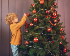 Дитина та новорічна ялинка з прикрасами - фото з відкритих джерел