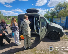 Евакуація родини з прифронтового села, фото Національної поліції України