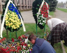 Жители Кривого Рога в знак скорби несут цветы и венки к месту трагедии