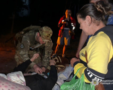 Не мав шансів виїхати сам: на Дніпропетровщині поліцейські евакуювали дідуся з прифронтового села