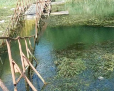 В Кривом Роге достают из воды понтонный мост