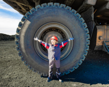 Жінка за кермом самоскиду в кар'єрі