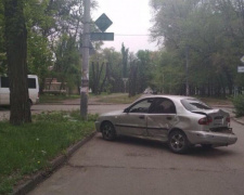 В Кривом Роге автомобиль вылетел на обочину и снес дорожный знак (фото)
