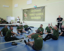 З передової - на спортивний майданчик: у Кривому Розі діючі військові зіграли з ветеранами у волейбол сидячи