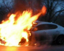 В Кривом Роге ночью в одном из районов загорелся автомобиль