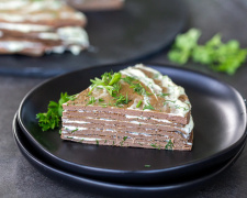 Печінковий торт на тарілці, сервірована страва - фото з відкритих джерел