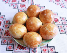 Булочки на скатертині з орнаментом - фото з відкритих джерел