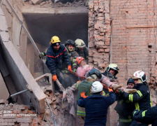 Під завалами можуть залишатися люди: після російської атаки 25 квітня в Дніпрі виникли пожежі