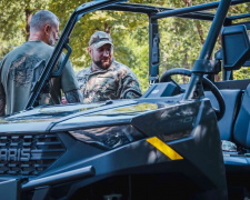 Швидкі й непомітні: нацгвардійці отримали багі й мотоцикли від Сталевого Фронту Ріната Ахметова